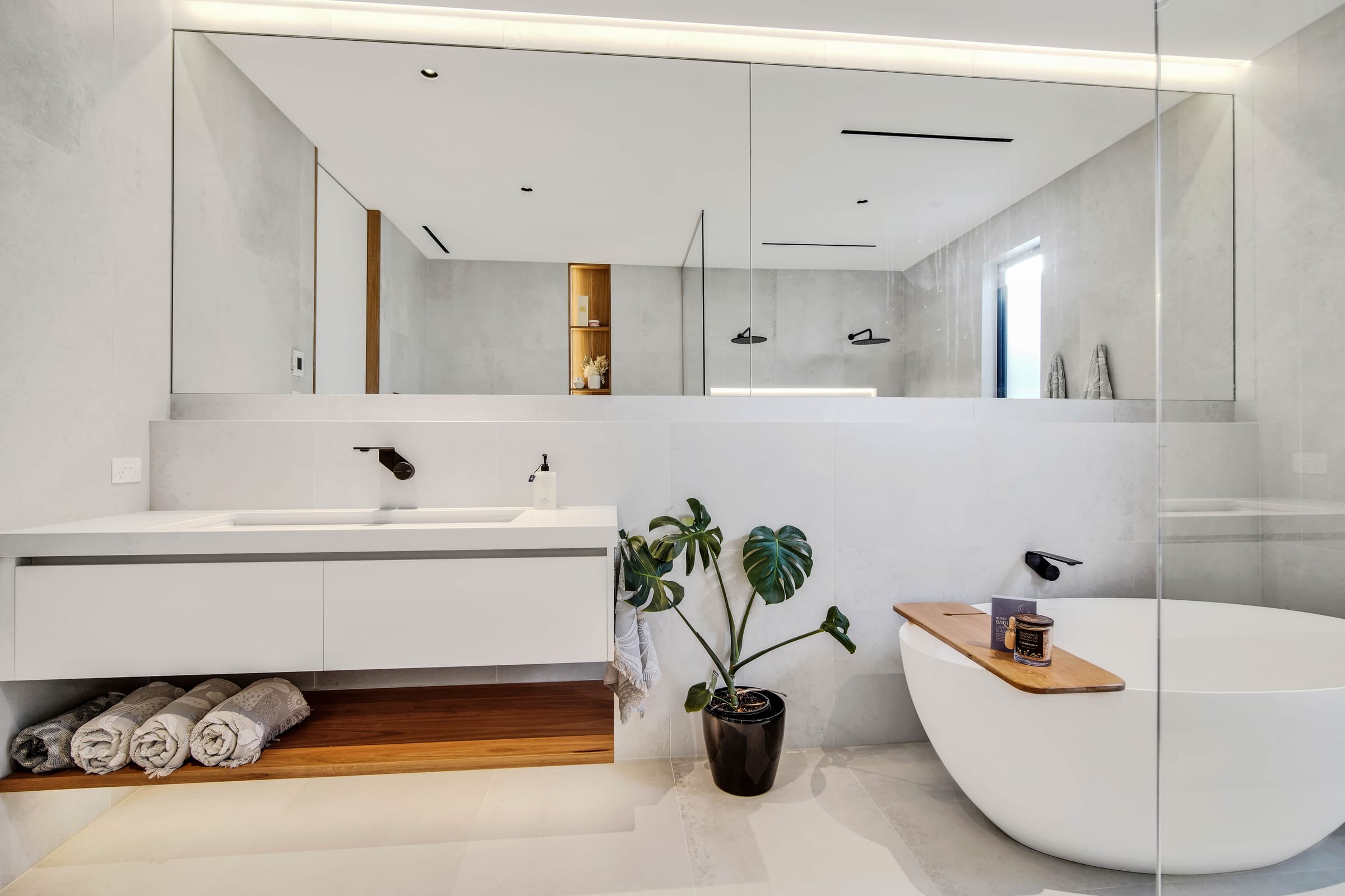 Asgard — Main Bathroom — Zanetto Builders